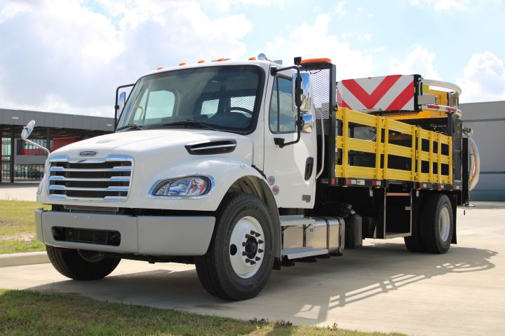 FREIGHTLINER M2 106